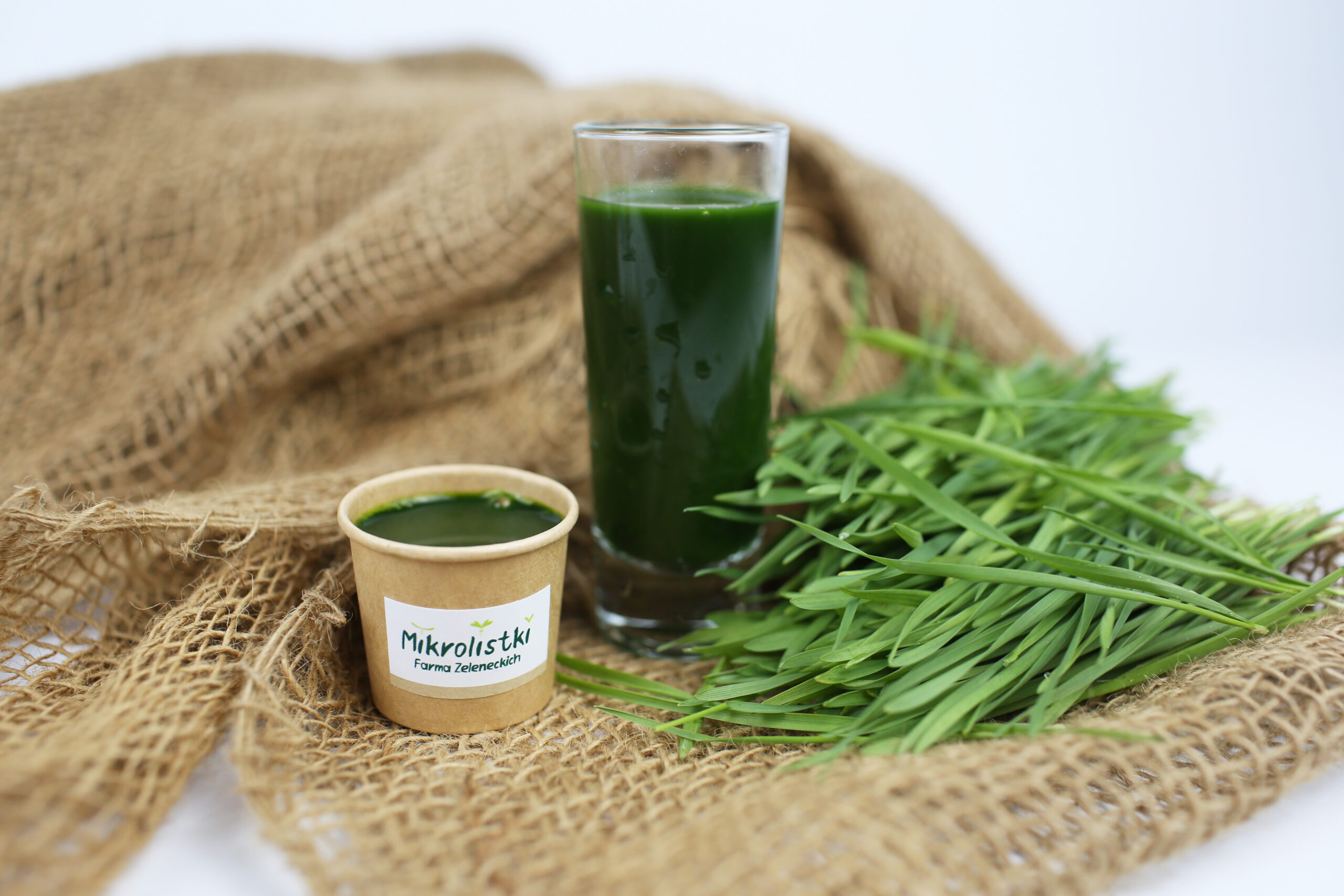 Świeży sok z mikrolistków na naturalnym tle – Farma Zeleneckich