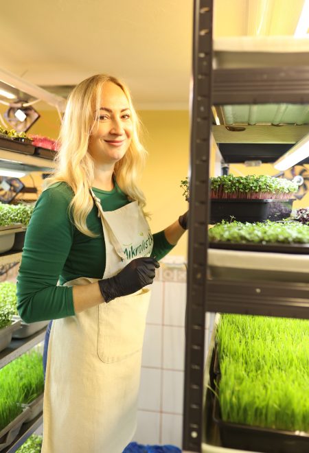 Pracownik farmy przy regałach z mikrolistkami